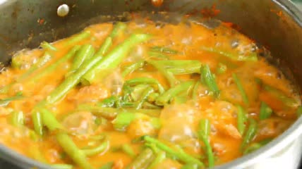 菠菜烹煮的猪肉咖喱饭特写实拍