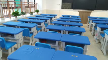 学校教室里的桌子4K实拍视频（1）