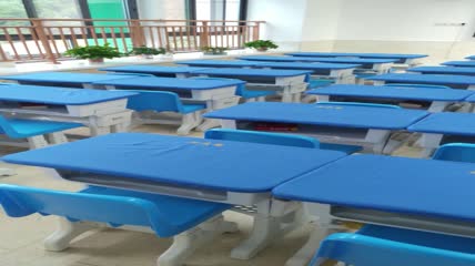 学校教室里的桌子4K实拍视频（2）