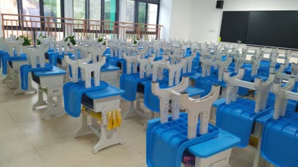 学校教室里的桌子4K实拍视频（3）