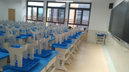 学校教室里的桌子4K实拍视频（5）