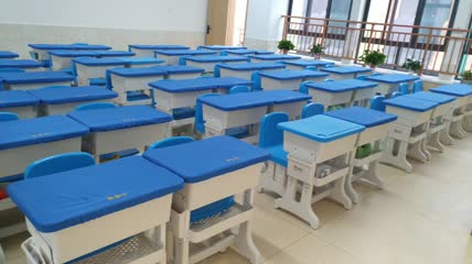 学校教室里的桌子4K实拍视频（6）