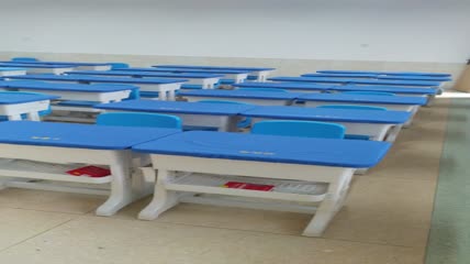 学校教室里的桌子4K实拍视频（9）
