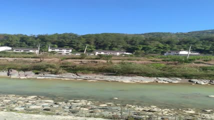 青山绿水环抱下的农村特色民居4K实拍视频（2）