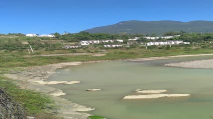 青山绿水环抱下的农村特色民居4K实拍视频（3）
