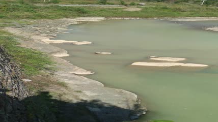 青山绿水环抱下的农村特色民居4K实拍视频（4）