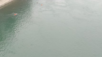 清江河河水水流里冬泳4K实拍视频（2）