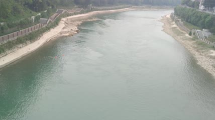 清江河河水水流里冬泳4K实拍视频（3）