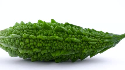全绿色苦瓜水滴宏观拍摄特写