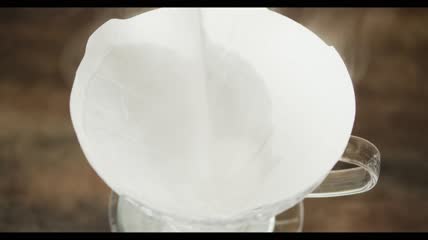 热水冲洗咖啡过滤器特写