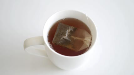 热水倒入杯中特写