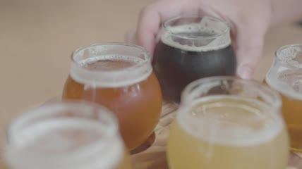 放下啤酒特写