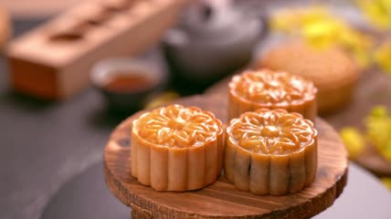 拿起旋转的月饼特写