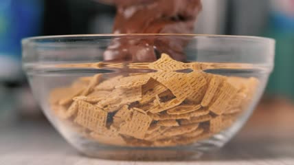 肉桂吐司麦片配榛子奶油特写