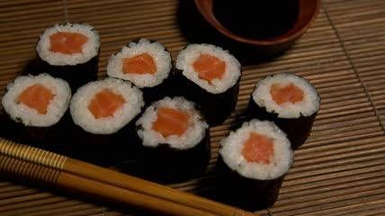三文鱼寿司卷特写