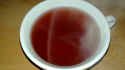 散发热气的茶杯俯拍