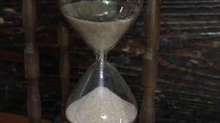 沙漏里的沙子在慢慢漏特写