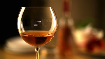 闪亮的酒杯特写