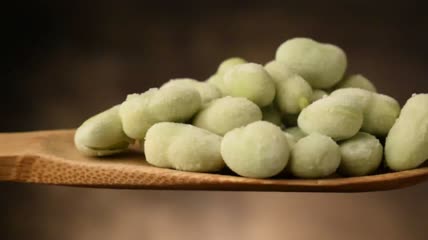 勺子上的冷冻蚕豆特写