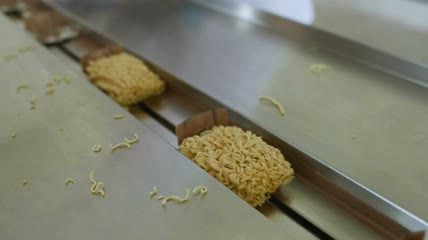 生产方便面的工厂特写