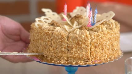 切生日蛋糕特写