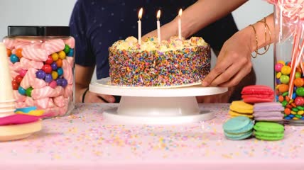 生日蛋糕放在男孩面前特写