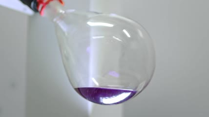 盛着紫色液体的蒸发器在旋转特写