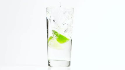 柠檬掉进水杯里特写