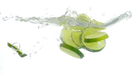 柠檬片掉进水里特写