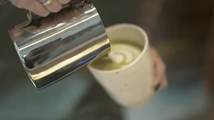 抹茶拿铁倒入牛奶特写
