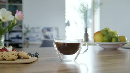 手从桌上拿起一杯咖啡特写