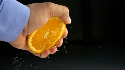 手捏橙子慢动作特写