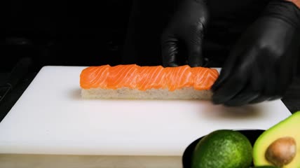 三文鱼寿司制作过程特写