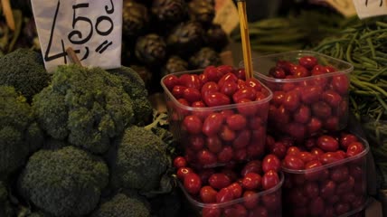 蔬菜水果店里的西红柿和西兰花特写