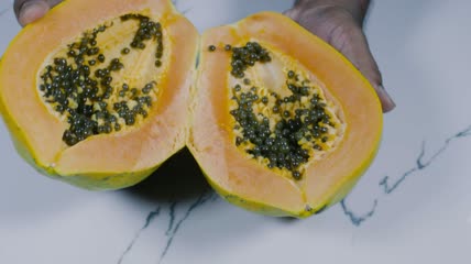 熟黄木瓜切开特写