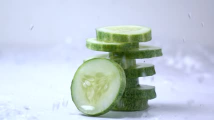 水花在黄瓜上的慢动作特写