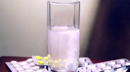 水与药片特写