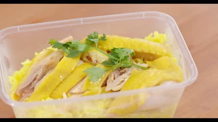 塑料盒蒸鸡饭特写