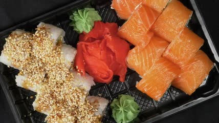 塑料托盘上的寿司特写