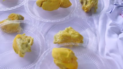 塑料碗中的榴莲果实特写