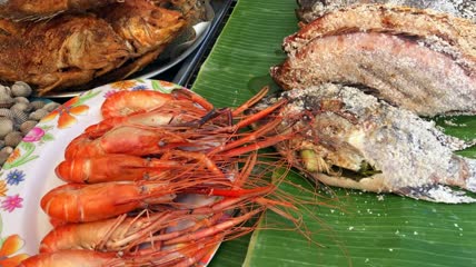 泰国街头市场供应的烤海鲜特写