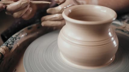 陶工在陶工车轮上工作特写