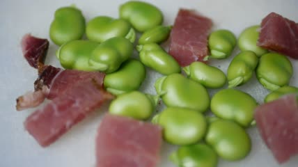 特写蚕豆和肉片