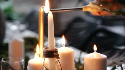 特写女人的手点燃蜡烛庆祝生日