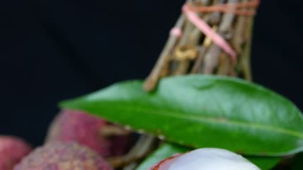 特写新鲜的荔枝果实