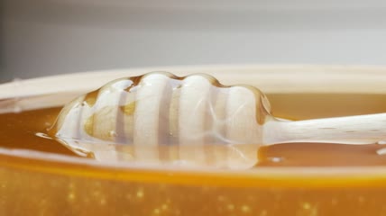 特写新鲜浓稠的蜂蜜