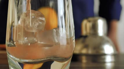 提供经典的Negroni特写