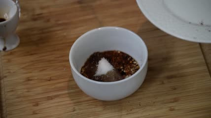 调料在碗里的配置特写