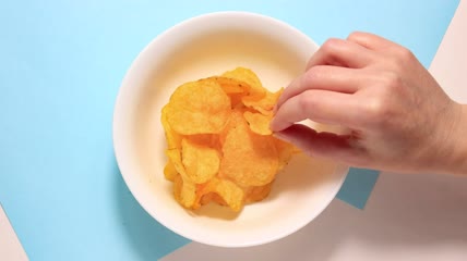 停止动画从杯子里拿薯片特写