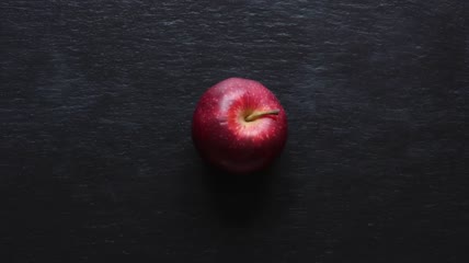移动的苹果定格动画特写